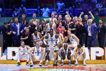 待会还要比赛呢！德国篮协官方回忆庆祝世界杯夺冠两周年！